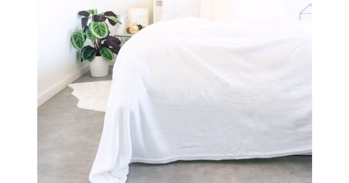 Aktuální Deka mikroplyš 150 × 200 cm – bílá