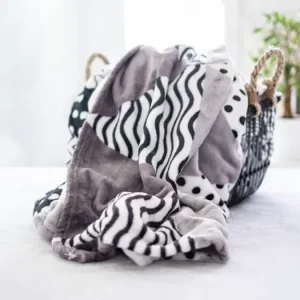 Deka mikroplyš 200 × 220 cm – Triangle grey Jen Po Omezenou Doba